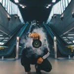 Justin Peter, junges Filmproduktionstalent von COMPANY CORE bei der Arbeit an einem Set in Hannover