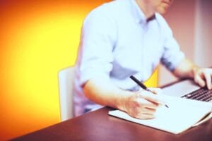 cocamo 22 Firmengründung in Ungarn - Geschäftsmann mit ungarischer Flagge und Unterlagen für Unternehmensgründung