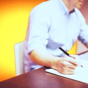 Firmengründung in Ungarn - Geschäftsmann mit ungarischer Flagge und Unterlagen für Unternehmensgründung