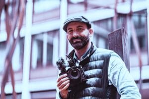 Alexander Katsirntakis, erfolgreicher Indie-Filmemacher aus Niedersachsen, bei der Arbeit an seinem neuesten Projekt