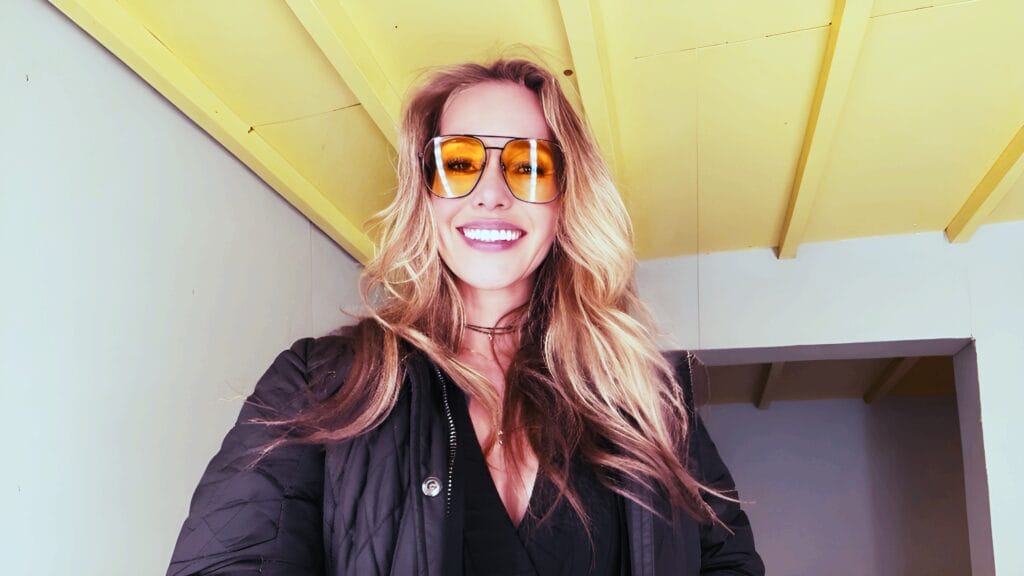 Elena Nozon, erfolgreiche Unternehmerin aus Hannover, lächelnd vor ihrem Firmengebäude in der Innenstadt
