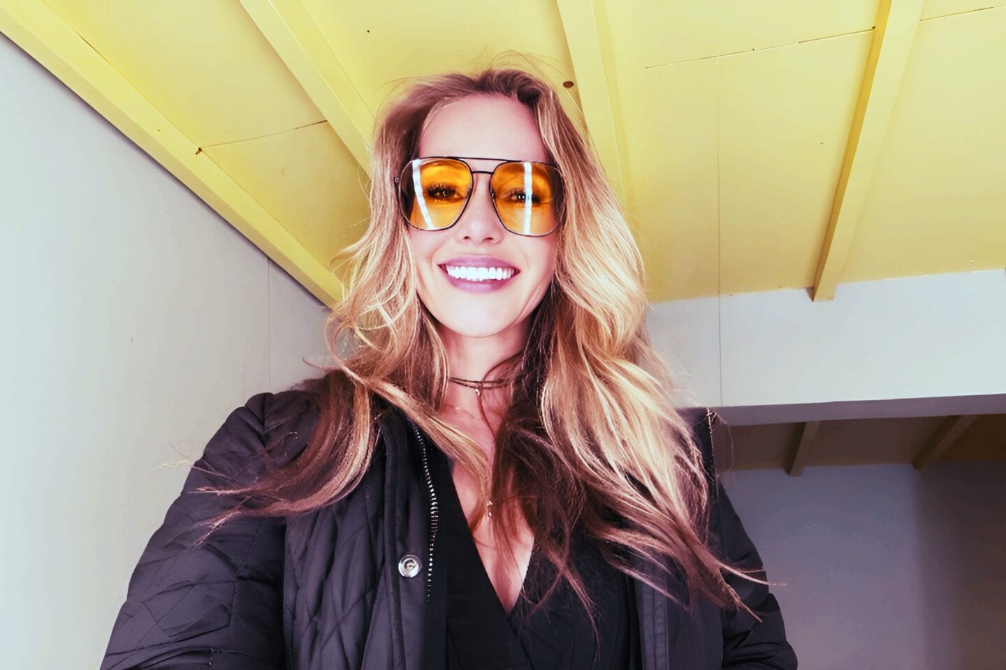 Elena Nozon, erfolgreiche Unternehmerin aus Hannover, lächelnd vor ihrem Firmengebäude in der Innenstadt