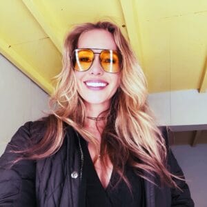 Elena Nozon, erfolgreiche Unternehmerin aus Hannover, lächelnd vor ihrem Firmengebäude in der Innenstadt