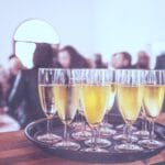 Kundenbindung Event auf einer Dachterrasse mit Geschäftsleuten, die sich in entspannter Atmosphäre unterhalten