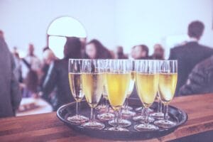 Kundenbindung Event auf einer Dachterrasse mit Geschäftsleuten, die sich in entspannter Atmosphäre unterhalten