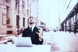 Geschäftsmann betrachtet Insolvenzunterlagen und Verkaufsoptionen für seine Firma in finanzieller Schieflage