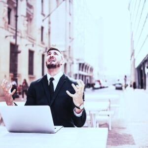 Geschäftsmann betrachtet Insolvenzunterlagen und Verkaufsoptionen für seine Firma in finanzieller Schieflage