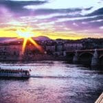 Firmengründung in Ungarn: Geschäftsmann mit Aktenkoffer vor ungarischer Flagge und Steuererklärung