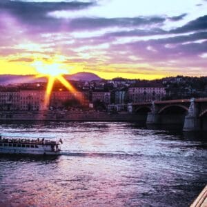 cocamo 2 Firmengründung in Ungarn: Geschäftsmann mit Aktenkoffer vor ungarischer Flagge und Steuererklärung