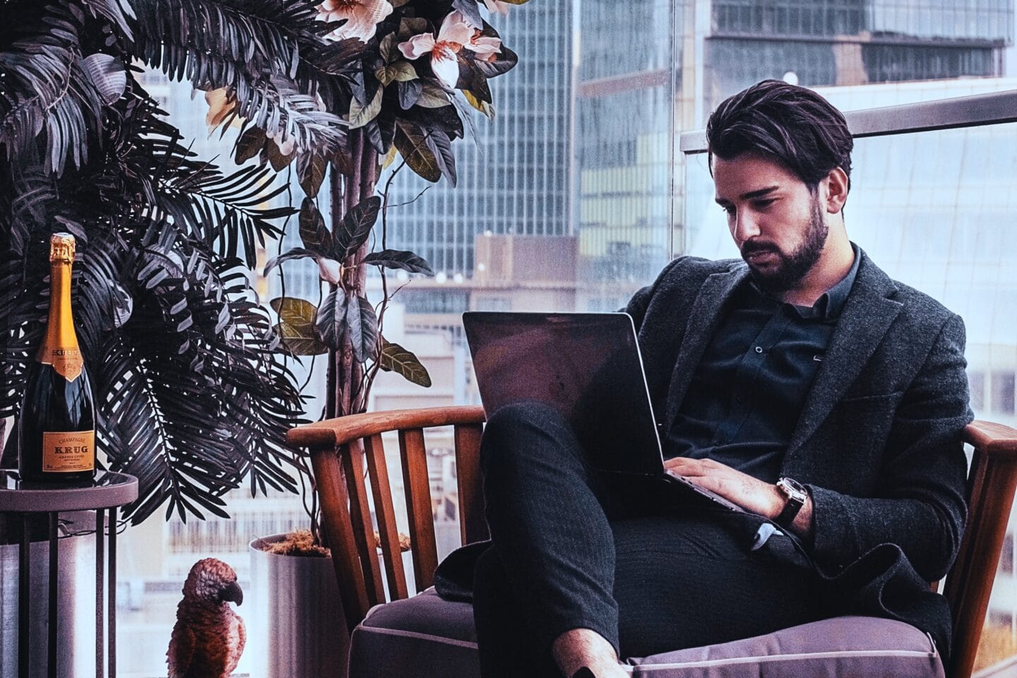 Ungarische Flagge und Geschäftsgebäude, symbolisieren Firmengründung und Steuervorteile in Ungarn