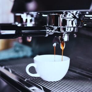 cocamo 5 Gemütliches Doppio Café in Hannovers Innenstadt mit Espresso und hausgemachten Kuchen auf einem Tisch