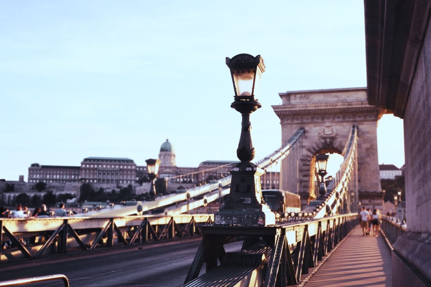 Schreibtisch mit Dokumenten zur Kft Gründung in Ungarn, Stift und ungarische Flagge als Symbol für Unternehmensgründung
