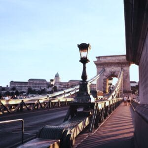 cocamo 1 Schreibtisch mit Dokumenten zur Kft Gründung in Ungarn, Stift und ungarische Flagge als Symbol für Unternehmensgründung