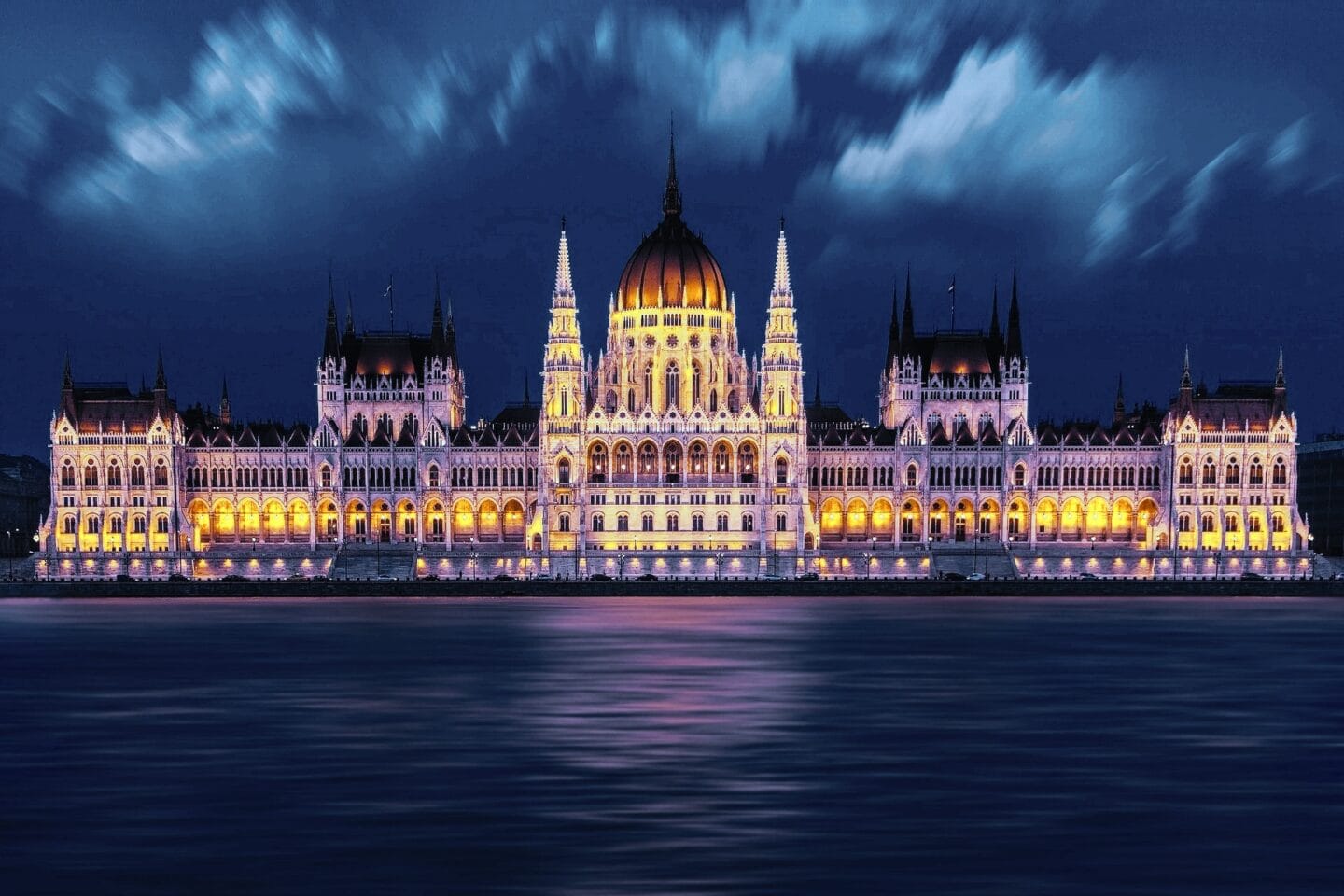 Holding-Struktur in Ungarn: Geschäftsmann betrachtet Diagramm mit Steuervorteilen durch ungarische Firmengründung