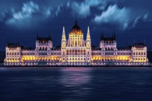 cocamo 26 Holding-Struktur in Ungarn: Geschäftsmann betrachtet Diagramm mit Steuervorteilen durch ungarische Firmengründung