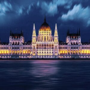 Holding-Struktur in Ungarn: Geschäftsmann betrachtet Diagramm mit Steuervorteilen durch ungarische Firmengründung