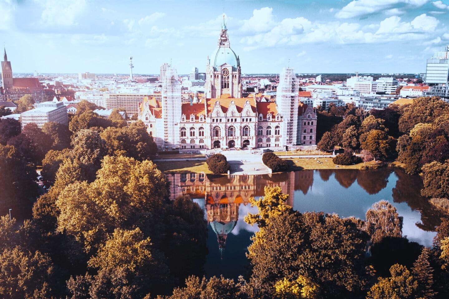 Christian Mondrowski, Immobilienexperte für Verkauf und Bewertung in Hannover, in professioneller Pose