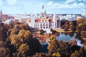 Christian Mondrowski, Immobilienexperte für Verkauf und Bewertung in Hannover, in professioneller Pose