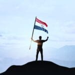 Diverse Investitionsstrategien für 2025 dargestellt durch Grafiken, Diagramme und Symbole für finanzielle Sicherheit