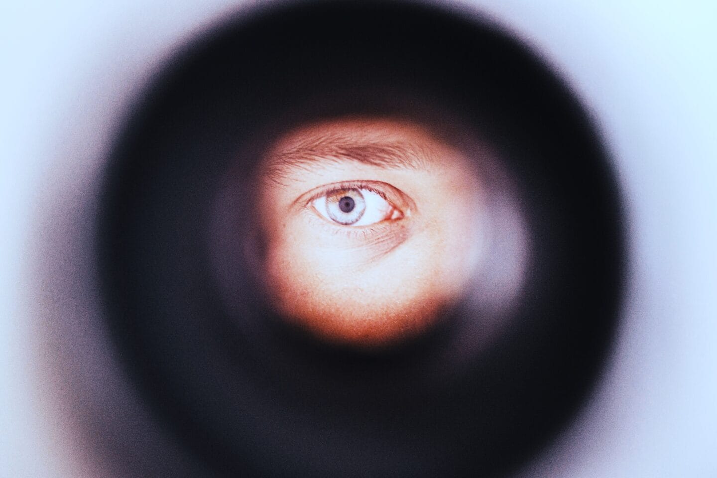 GmbH-Rettung ohne Insolvenz: Geschäftsmann analysiert Finanzdokumente und plant Sanierungsmaßnahmen für Unternehmen