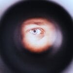 GmbH-Rettung ohne Insolvenz: Geschäftsmann analysiert Finanzdokumente und plant Sanierungsmaßnahmen für Unternehmen