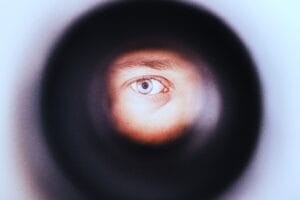 GmbH-Rettung ohne Insolvenz: Geschäftsmann analysiert Finanzdokumente und plant Sanierungsmaßnahmen für Unternehmen