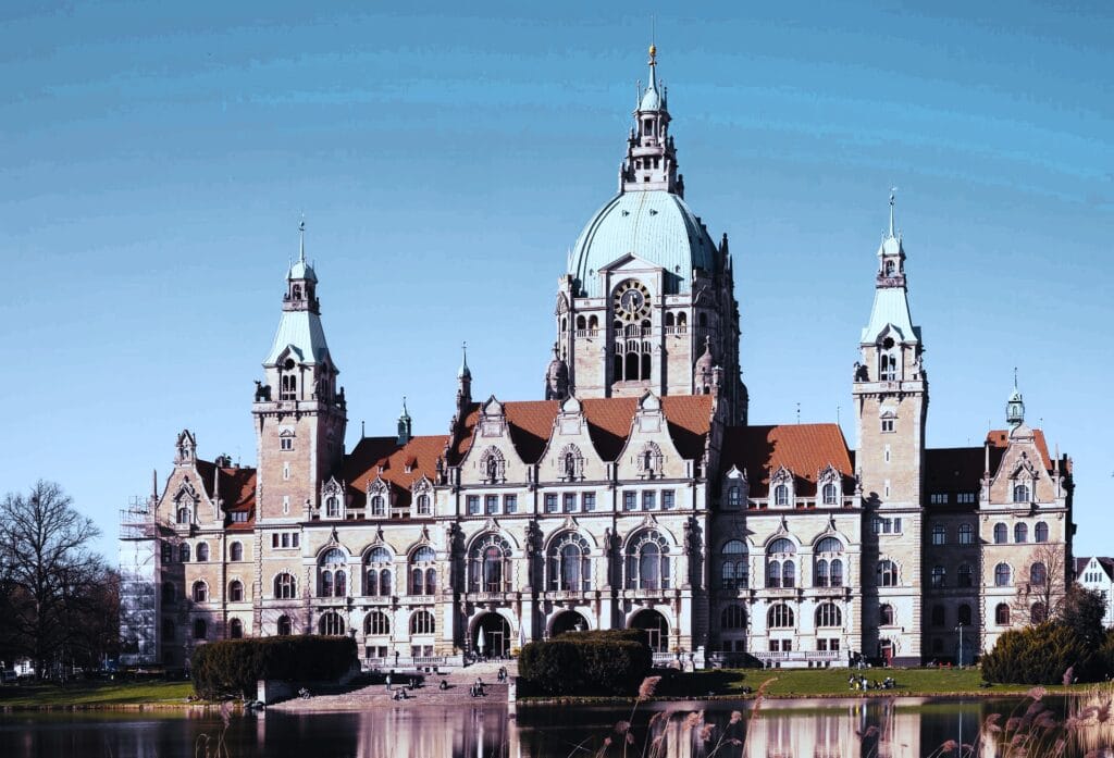 Norbert Peter, erfolgreicher Unternehmer und Visionär aus Hannover, in seinem Büro mit Blick auf die Skyline