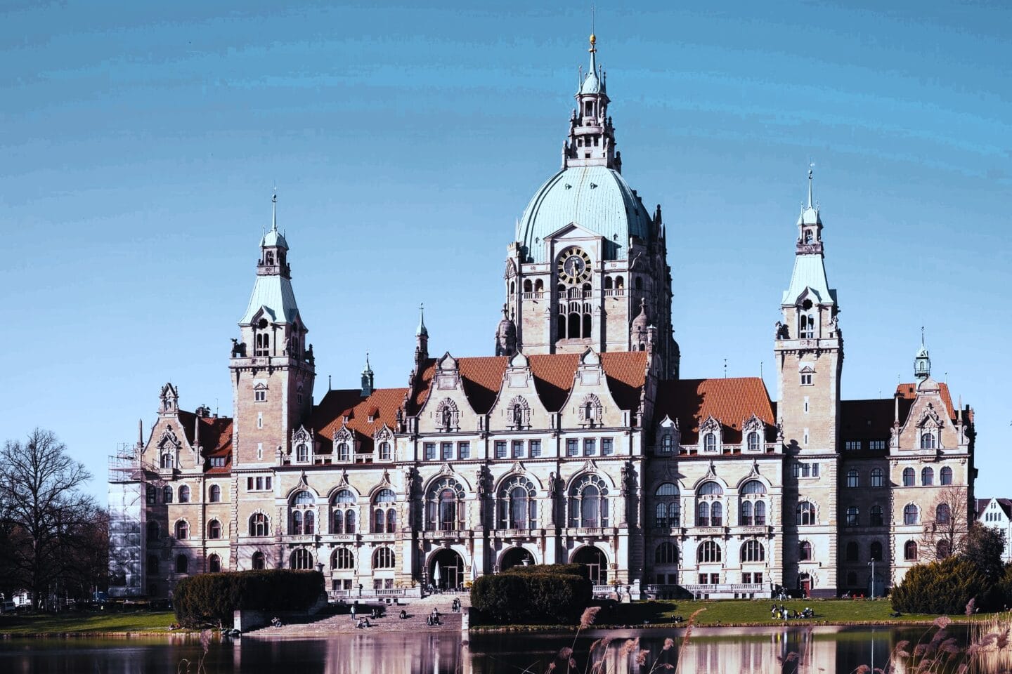 Norbert Peter, erfolgreicher Unternehmer und Visionär aus Hannover, in seinem Büro mit Blick auf die Skyline