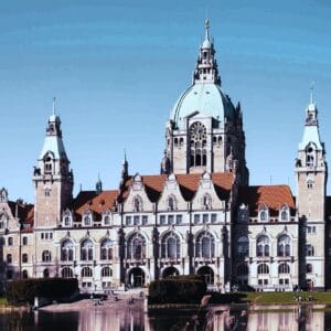 Norbert Peter, erfolgreicher Unternehmer und Visionär aus Hannover, in seinem Büro mit Blick auf die Skyline
