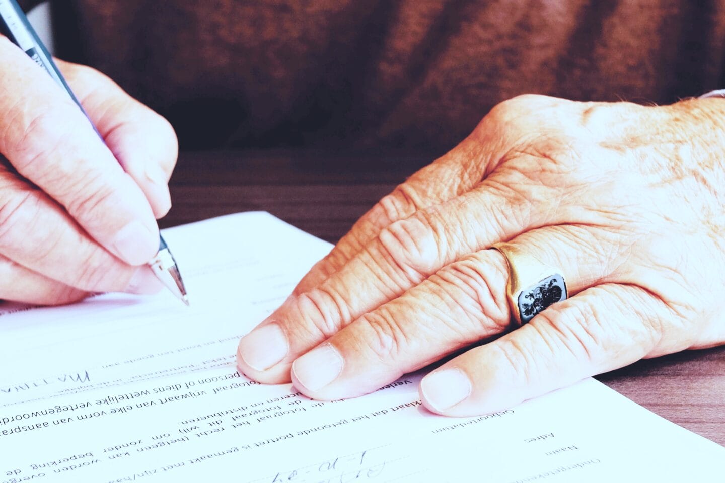 Berater erklärt Kunden Möglichkeiten zur Abwicklung ihrer Lebensversicherung und zeigt Optionen auf Laptop