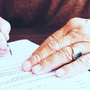 cocamo 3 Berater erklärt Kunden Möglichkeiten zur Abwicklung ihrer Lebensversicherung und zeigt Optionen auf Laptop