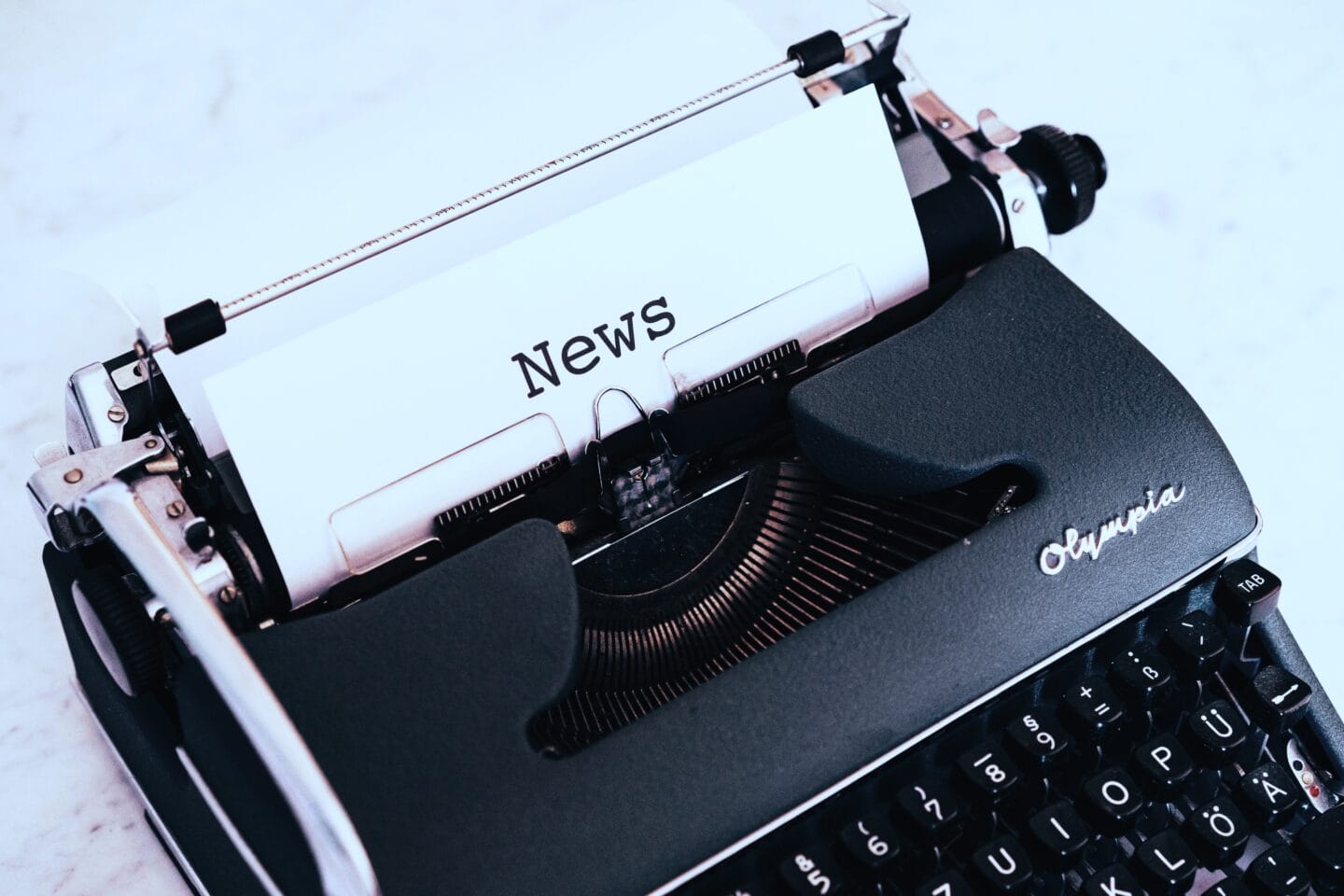 Digitale Werbung: Laptop zeigt Online-Marketing-Kampagne mit Statistiken, Grafiken und Anzeigenvorschau