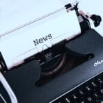 Digitale Werbung: Laptop zeigt Online-Marketing-Kampagne mit Statistiken, Grafiken und Anzeigenvorschau