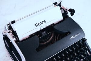 cocamo 27 Digitale Werbung: Laptop zeigt Online-Marketing-Kampagne mit Statistiken, Grafiken und Anzeigenvorschau