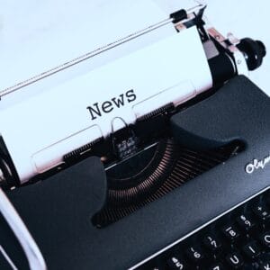 Digitale Werbung: Laptop zeigt Online-Marketing-Kampagne mit Statistiken, Grafiken und Anzeigenvorschau