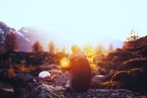 Frau bietet psychologische Beratung und energetische Heilmethoden an, um ganzheitliche Unterstützung zu geben