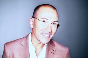 Robert Stein bei einem Vortrag über Friedensförderung und Aufklärung, gestikulierend vor einem aufmerksamen Publikum
