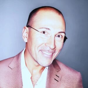 Robert Stein bei einem Vortrag über Friedensförderung und Aufklärung, gestikulierend vor einem aufmerksamen Publikum