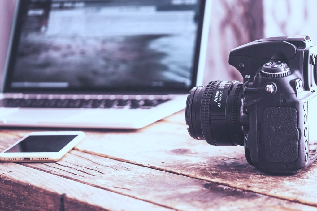 Justin Peter, Social Media und Filmprofi aus Hannover, bietet professionelle Dienstleistungen für Unternehmen