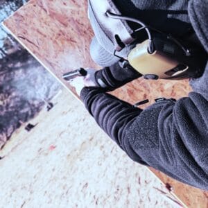 Taktisches Schießtraining in Polen: Teilnehmer üben an Zielscheiben mit Ausbildern zur Verbesserung der Schießfähigkeiten