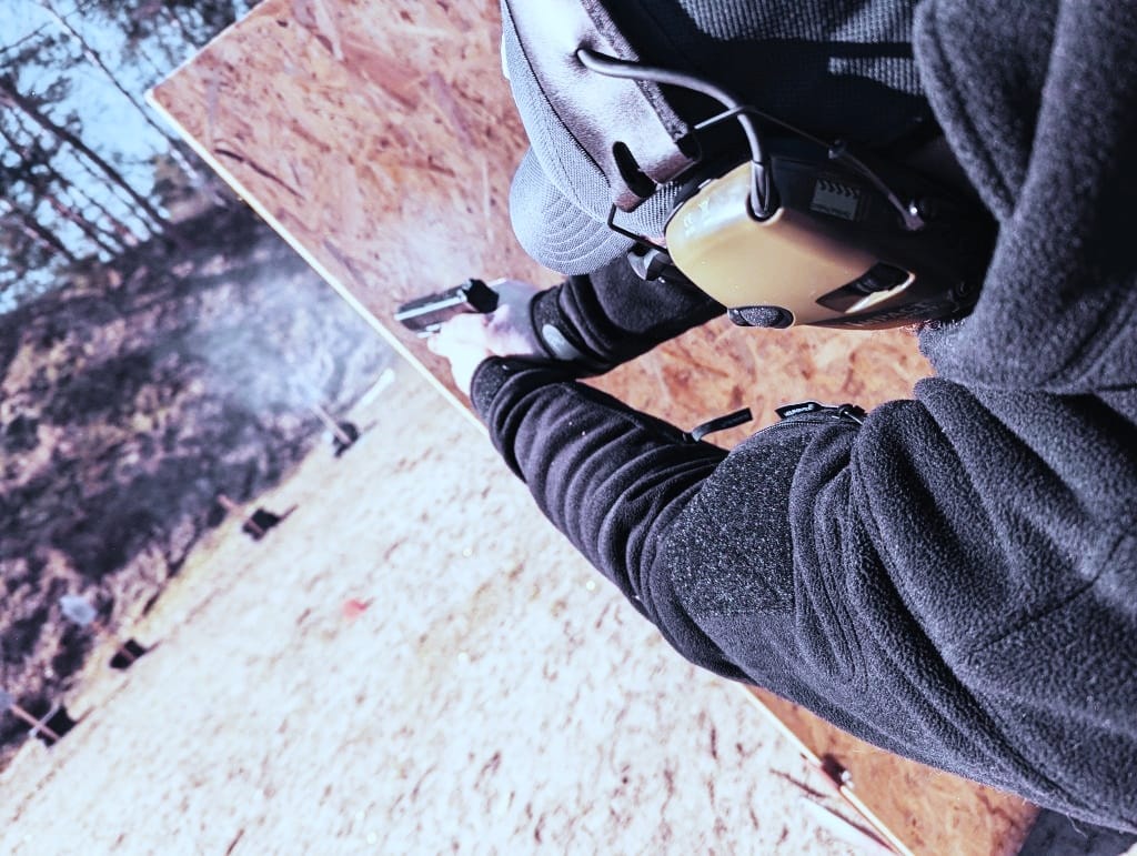 Taktisches Schießtraining in Polen: Teilnehmer üben an Zielscheiben mit Ausbildern zur Verbesserung der Schießfähigkeiten