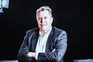 Thomas Scheffel, internationaler Experte für Vertragsanalyse, bei der Arbeit an komplexen juristischen Dokumenten