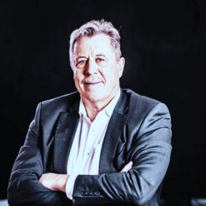 cocamo 4 Thomas Scheffel, internationaler Experte für Vertragsanalyse, bei der Arbeit an komplexen juristischen Dokumenten