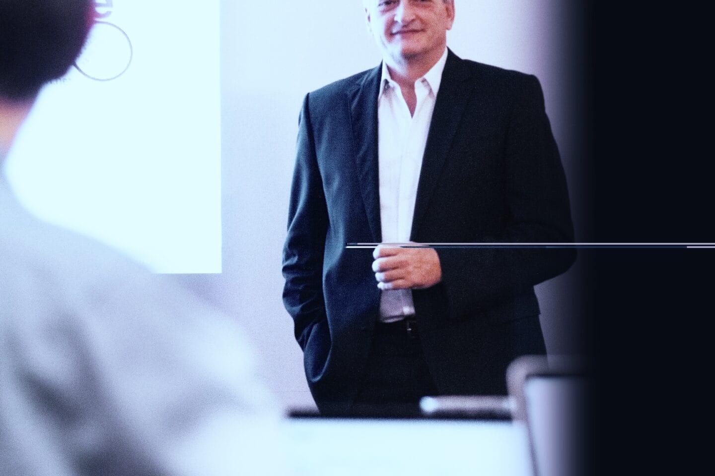 Finanzexperte auf dem Weg zur Eigenverantwortung und finanziellen Autarkie, Bücher und Laptop im Hintergrund