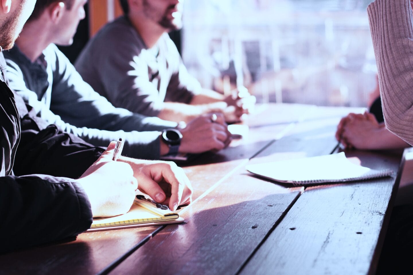 Handschlag zwischen Geschäftsleuten symbolisiert die Vorteile einer PERITUM EWIV-Mitgliedschaft: Einfachheit, Sicherheit und Erfolg