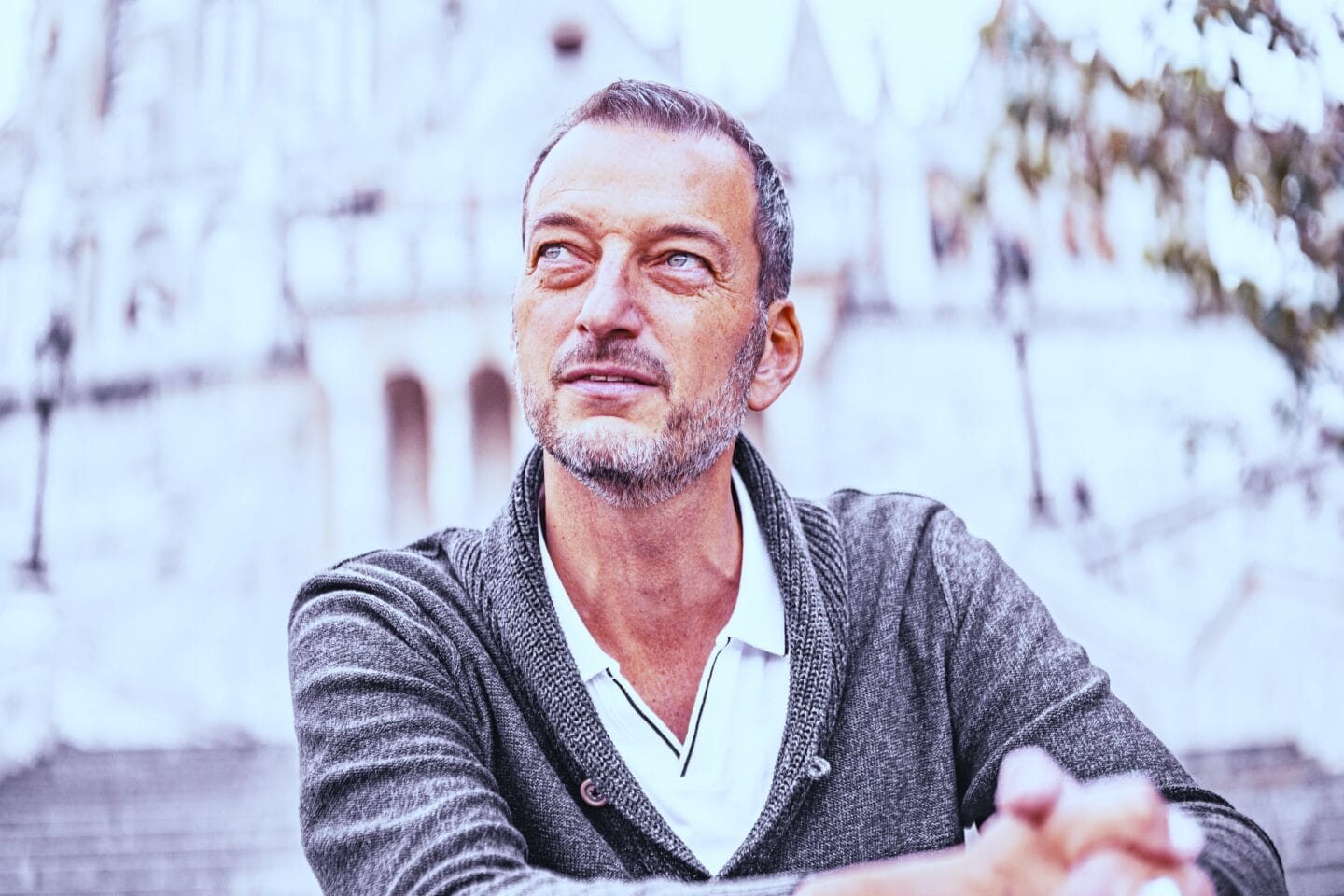 Norbert Peter verwendet die inklusive Anrede 'Herr und Dame' für eine geschlechtergerechte Kommunikation