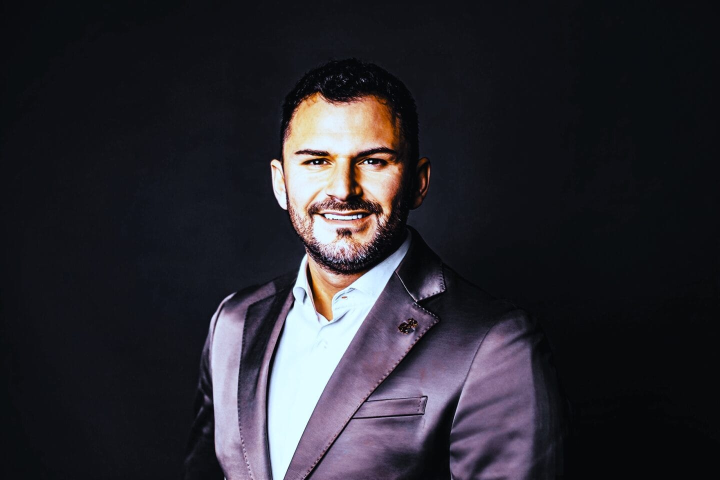 Darko Petrovic erklärt Bitcoin-Zukunft und Krypto-Vision bei Präsentation mit Diagrammen und Kryptowährungssymbolen