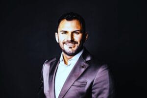 Darko Petrovic erklärt Bitcoin-Zukunft und Krypto-Vision bei Präsentation mit Diagrammen und Kryptowährungssymbolen