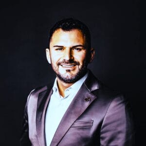 cocamo 5 Darko Petrovic erklärt Bitcoin-Zukunft und Krypto-Vision bei Präsentation mit Diagrammen und Kryptowährungssymbolen