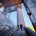 Ungarische Flagge und Geschäftsunterlagen für die Firmengründung auf einem Schreibtisch in Budapest